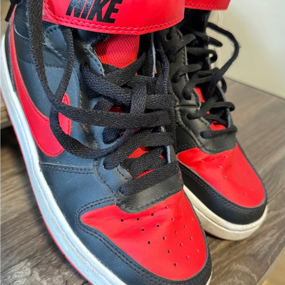 Nike high top sneakers in excellent condition size 5Y